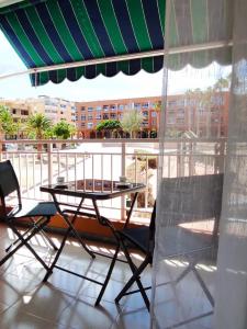 una mesa y sillas en un balcón con vistas en Almichara, en El Médano