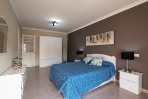 Un pat sau paturi într-o cameră la Los Baifos