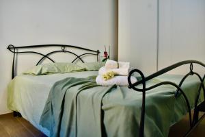 łóżko z ręcznikami i poduszkami na górze w obiekcie La Petite Maison w mieście Pietrapertosa