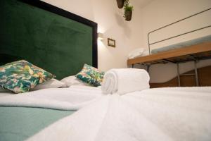 ein Schlafzimmer mit einem Bett mit Handtüchern darauf in der Unterkunft Vitti's Home Verona 3 in Verona