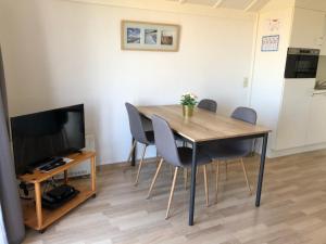 TV a/nebo společenská místnost v ubytování Knus appartement met zicht op zeepolder