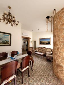 een woonkamer met een bank en een tafel en stoelen bij Casa rural La Golondrina in Villarta de San Juan