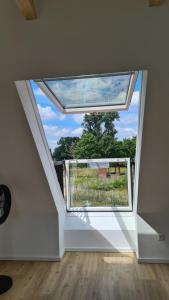 um quarto com uma janela com vista para um campo em Naturhof Buschwiesen - Wohnung Lama em Wilsum