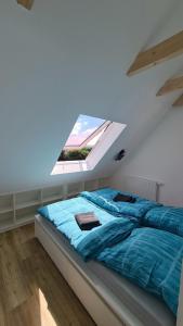 Llit o llits en una habitació de Naturhof Buschwiesen - Wohnung Lama