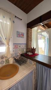 een badkamer met een wastafel en een groot raam bij Casa en El Patras, Almonaster la Real in Patrás