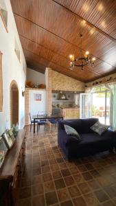 een woonkamer met een bank en een tafel bij Casa en El Patras, Almonaster la Real in Patrás
