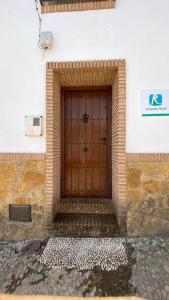 een grote houten deur aan de zijkant van een gebouw bij Casa en El Patras, Almonaster la Real in Patrás