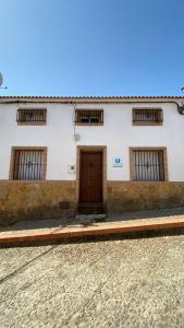 een gebouw met een deur aan de zijkant bij Casa en El Patras, Almonaster la Real in Patrás