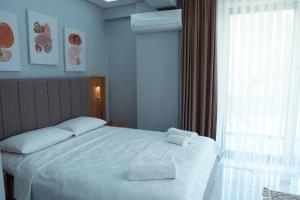 1 dormitorio con 1 cama con 2 toallas en Didi Butik Hotel, en Sapanca