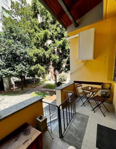 a balcony with a kitchen and a table and chairs at Gionas - Casa indipendente in zona strategica in Milan