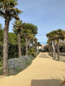Vonkajšia záhrada v ubytovaní Maisonnette proche de la mer, calme avec parking