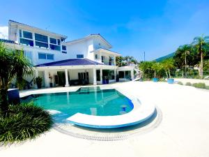 a swimming pool in front of a house at Condomínio Costa Verde Tabatinga in Mocoóca