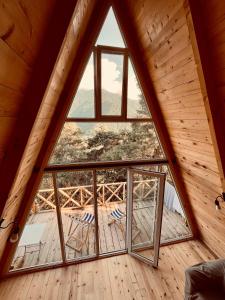 Habitación con ventana grande en una cabaña en A Frame Cottage in Varjanisi - Batumi en K'eda