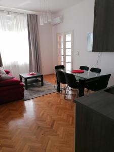 un soggiorno con tavolo e sedie e una sala da pranzo di Galeb a Fiume (Rijeka)