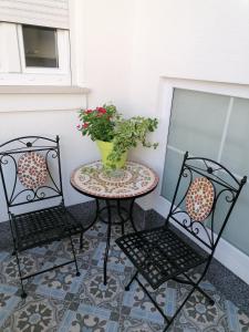 2 sillas y una mesa con una planta en el patio en Galeb, en Rijeka