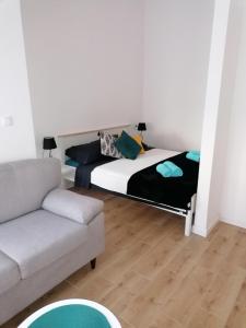 ein Wohnzimmer mit einem Bett und einem Sofa in der Unterkunft Galeb in Rijeka