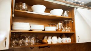 un armario lleno de platos, vasos y platos en Guest House Chepelare en Chepelare
