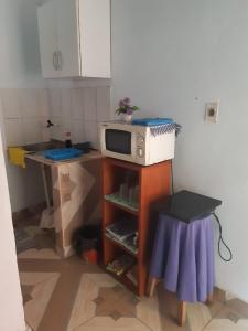 una pequeña cocina con microondas sobre una mesa en Monoambiente semi independiente en Asu-Py, en Asunción