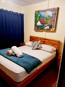 1 dormitorio con 2 camas y cortinas azules en Jungle Beach Bungalow with AC & Fiber optic, en Puerto Viejo