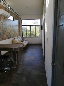 - un couloir avec une table et un canapé dans la chambre dans l'établissement Apartamentos Tamarindo Guanacaste 3, à Guanacaste