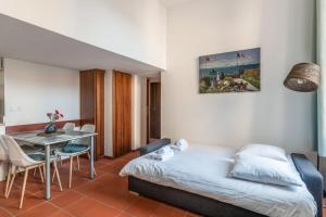 Superb apartment located on the main square - Toulouse - Welkeys في تولوز: غرفة صغيرة بها سرير وطاولة