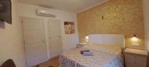Un pequeño dormitorio con una cama con una toalla azul. en La Terrazza sul Mare Affittacamere, en Monterosso al Mare