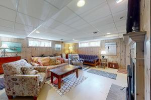 sala de estar con sofás y mesa en Shang-Rye-La en Rye