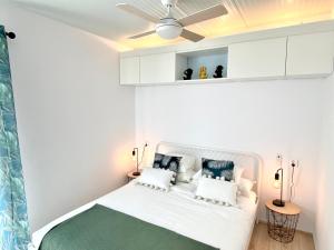 1 dormitorio blanco con 1 cama con armarios blancos en CASA SOLE - Apartamento Playa San Juan NR. 4 en Guía de Isora