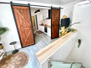 Zimmer mit einer Schiebetür und einem Schreibtisch in der Unterkunft CASA SOLE - Apartamento Playa San Juan NR. 4 in Guía de Isora + 31 Fotos