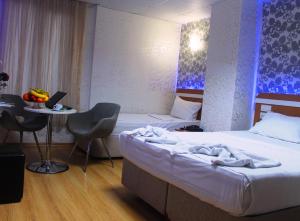Postel nebo postele na pokoji v ubytování Avcılar İnci Hotel