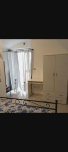 een slaapkamer met een bed en een raam bij La Cameretta in Barisciano