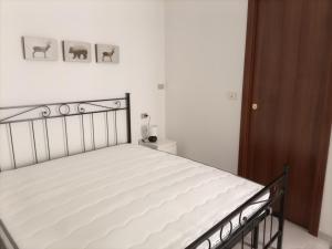 a bedroom with a large white bed in a room at La Cameretta in Barisciano