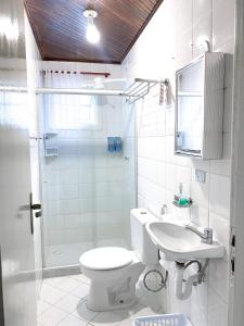 a bathroom with a toilet and a sink and a shower at Pousada Recanto das Estrelas in Abraão