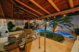 ein Haus mit Swimmingpool und Decke in der Unterkunft Primavera Suites in Zihuatanejo