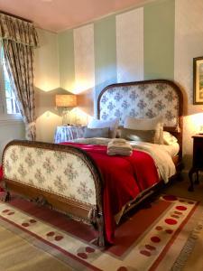 a bedroom with a large bed with a red blanket at La Morada de Vicente López in Vicente López