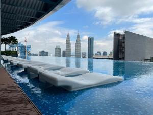 una piscina en la parte superior de un edificio con ciudad en Eaton Suites KLCC, en Kuala Lumpur