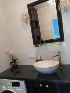 een badkamer met een wastafel en een spiegel bij Apartament Lawendowy in Kudowa-Zdrój