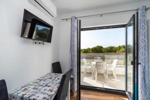 TV a/nebo společenská místnost v ubytování Villa Laura View