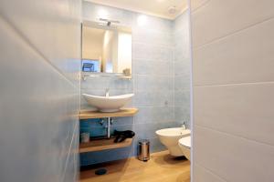 A bathroom at AnGiò holiday rooms