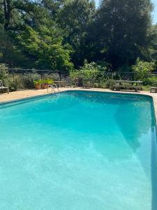 uma grande piscina com água azul em The Birdnest Inn em Aiken