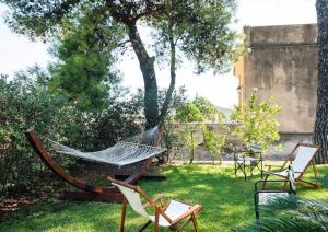 A garden outside B&B La Casa del Ficus