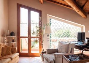 A seating area at B&B La Casa del Ficus