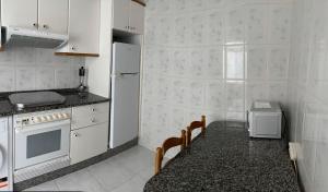 Кухня или мини-кухня в Apartamento economico a 100m de la playa ESTANCIA MINIMA 4 NOCHES
