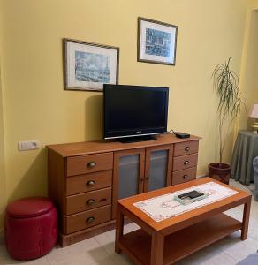 uma sala de estar com televisão em cima de uma cómoda em Apartamento economico a 100m de la playa ESTANCIA MINIMA 4 NOCHES em Póvoa do Caraminhal