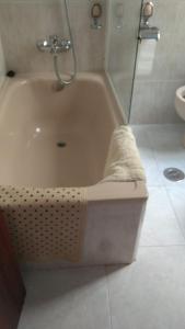 uma banheira na casa de banho com um lavatório em Apartamento economico a 100m de la playa ESTANCIA MINIMA 4 NOCHES em Póvoa do Caraminhal
