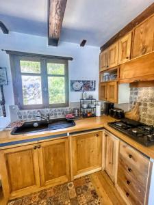 A kitchen or kitchenette at Great Escape Olympia