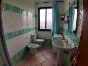 uma casa de banho com 2 WC e um lavatório em Casa Piana em Viddalba