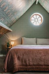 - une chambre avec un lit et une fenêtre dans l'établissement Logement Cornelia - Tholen, Zeeland, à Tholen