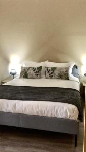 Кровать или кровати в номере Flats 323