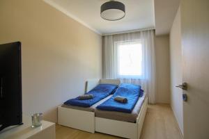 sypialnia z łóżkiem z dwoma pluszakami w obiekcie SUNLIGHT GREY - Szeged w Segedynie